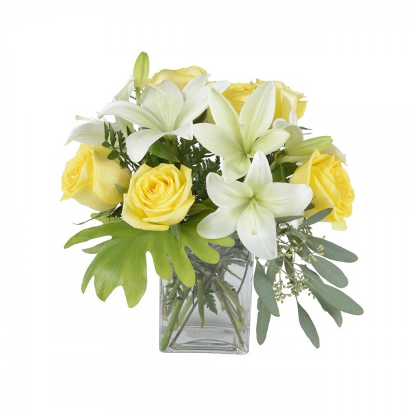 Un très joyeux mélange de lys blanc et rose jaune apporteront joie et  réconfort à la personne chère